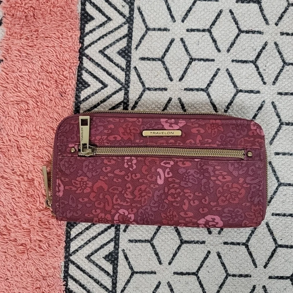 TRAVELON MAROON FLORAL FULL ZIPPER WALLET w WRISTLET